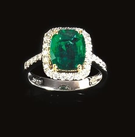 ANELLO IN ORO BIANCO, ORO GIALLO, SMERALDO E DIAMANTIal centro uno smeraldo a...