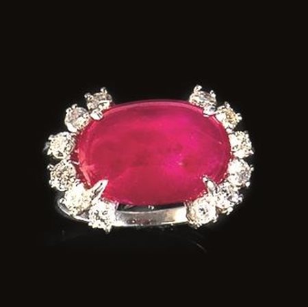 ANELLO IN ORO BIANCO, RUBINO E DIAMANTIal centro un rubino cabochon ci 12.90...