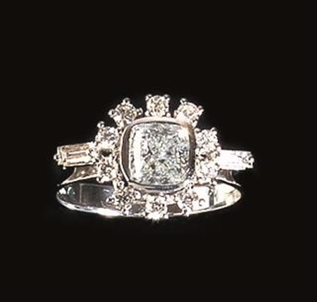 ANELLO IN ORO BIANCO, DIAMANTE FANCY E DIAMANTI INCOLORIal centro un...