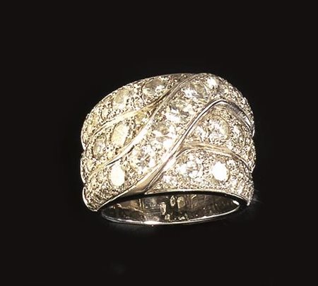 ANELLO IN ORO BIANCO E DIAMANTImodellato come tre fasce alte intersecate da...