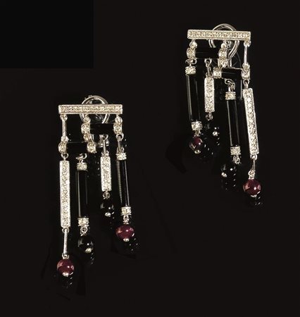 PAIO DI ORECCHINI PENDENTI IN ORO BIANCO 14 K, ONICE, RUBINI E...