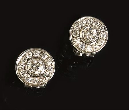 PAIO DI ORECCHINI IN ORO BIANCO E DIAMANTIciascuno realizzato a bottone...