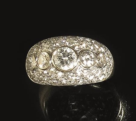 ANELLO IN ORO BIANCO E DIAMANTIa fascia bombata di brillanti ad una linea di...