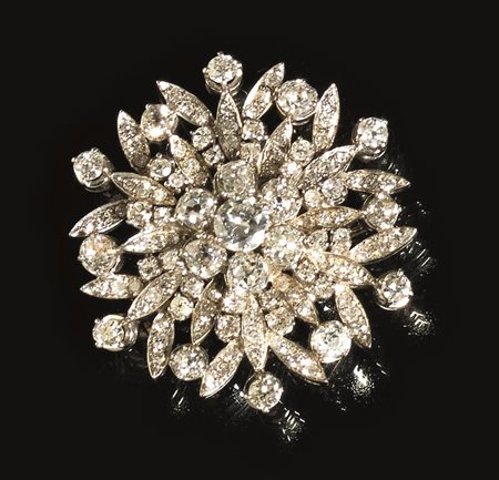 SPILLA PENDENTE IN ORO BIANCO E DIAMANTIdisegnata come una corolla stilizzata...