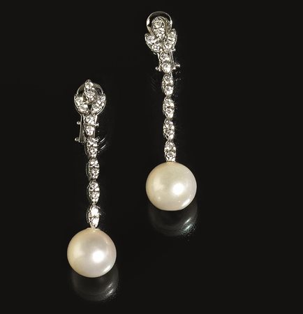 PAIO DI ORECCHINI PENDENTI IN ORO BIANCO, PERLE E DIAMANTIciascuno realizzato...