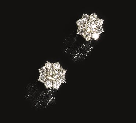PAIO DI ORECCHINO IN ORO BIANCO E DIAMANTIciascuno modellato come un fiore in...