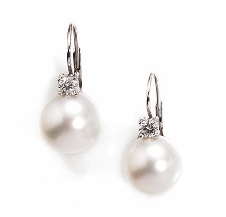 PAIO DI ORECCHINI PENDENTI IN ORO BIANCO, PERLE SOUTH SEA E DIAMANTIciascuno...