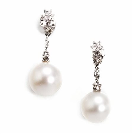 PAIO DI ORECCHINI PENDENTI IN ORO BIANCO, PERLE SOUTH SEA E DIAMANTIciascuno...