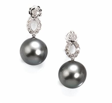 PAIO DI ORECCHINI PENDENTI IN ORO BIANCO, PERLE TAHITI E DIAMANTIciascuno...