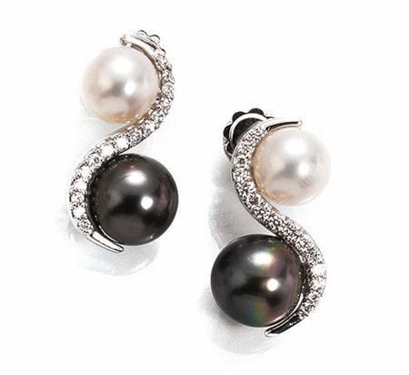 PAIO DI ORECCHINI PENDENTI IN ORO BIANCO E PERLEciascuno realizzato a...