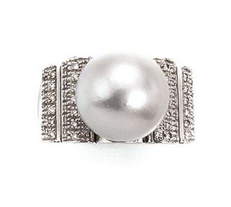 ANELLO IN ORO BIANCO, PERLA E DIAMANTImodellato a fascia in oro liscio, al...