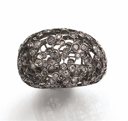 ANELLO, DAMIANI VIA LATTEA, IN ORO BRUNITO E DIAMANTIa doppia fascia bombata...