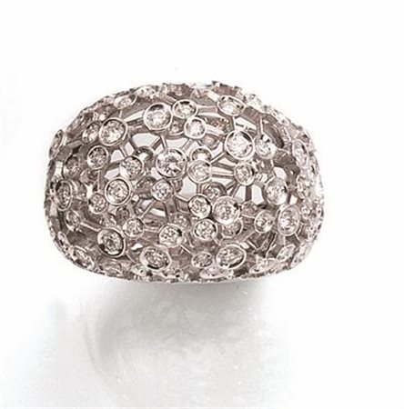 ANELLO, DAMIANI VIA LATTEA, IN ORO BIANCO E DIAMANTIa doppia fascia bombata...
