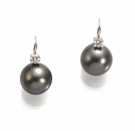 PAIO DI ORECCHINI IN ORO BIANCO, PERLE TAHITI E DIAMANTIciascuno realizzato...