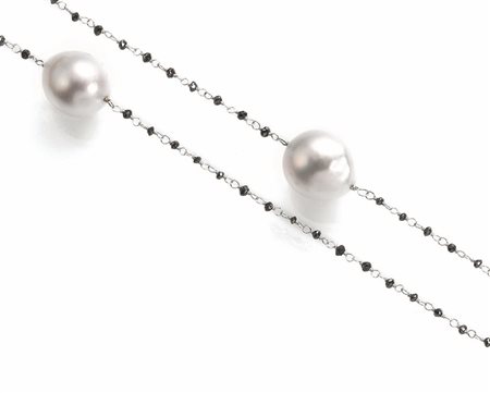 LUNGA CATENINA IN ORO BIANCO, DIAMANTI NERI E PERLE SOUTH SEArealizzata ad...