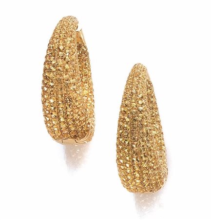 PAIO DI ORECCHINI IN ORO GIALLO E ZAFFIRI GIALLIciascuno realizzato a cerchio...