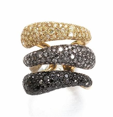 ANELLO IN ORO GIALLO E DIAMANTIrealizzato a tre fasce distanziate decorate in...