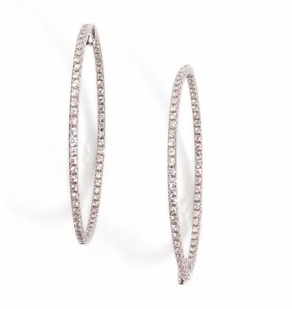 PAIO DI ORECCHINI IN ORO BIANCO E DIAMANTIciascuno realizzato come un cerchio...