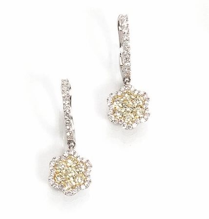 PAIO DI ORECCHINI PENDENTI IN ORO BIANCO E DIAMANTI GIALLI E INCOLORIciascuno...