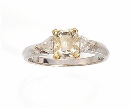 ANELLO IN ORO BIANCO, ORO GIALLO E DIAMANTIal centro un diamante con profilo...