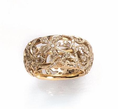ANELLO, POMELLATO, IN ORO GIALLO E DIAMANTIa fascia alta bombata traforata a...