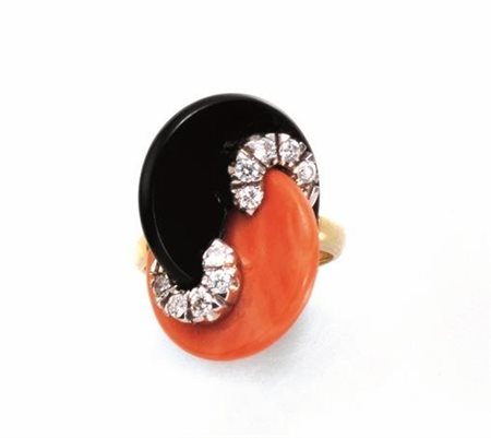 ANELLO IN ORO GIALLO, ORO BIANCO, ONICE, CORALLO E DIAMANTIrealizzato a...