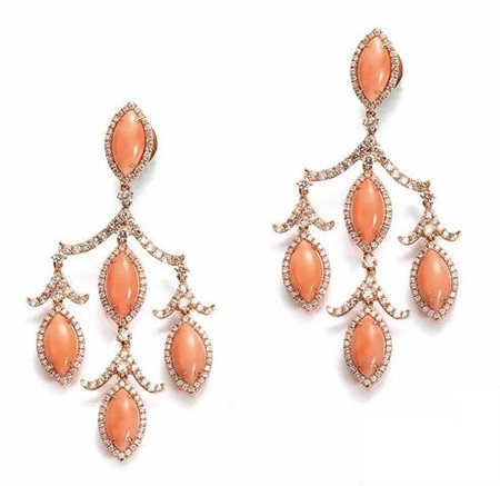 PAIO DI ORECCHINI PENDENTI IN ORO ROSA, CORALLI E DIAMANTIciascuno realizzato...