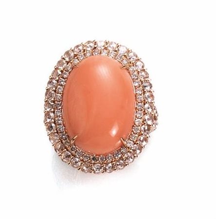 ANELLO IN ORO ROSA, CORALLO E DIAMANTIrealizzato con un cabochon ovale in...