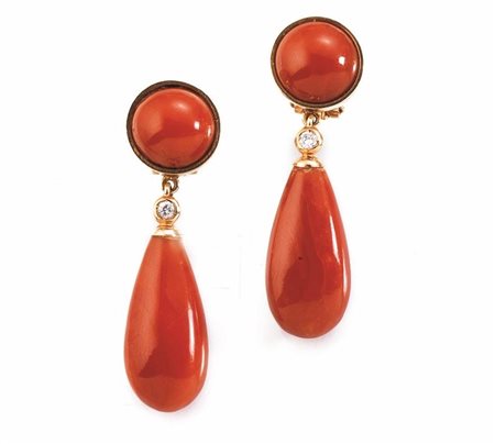 PAIO DI ORECCHINI PENDENTI IN ORO GIALLO, CORALLO E DIAMANTIciascuno...