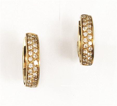 PAIO DI ORECCHINI, DAMIANI, IN ORO GIALLO E DIAMANTI ciascuno realizzato a...