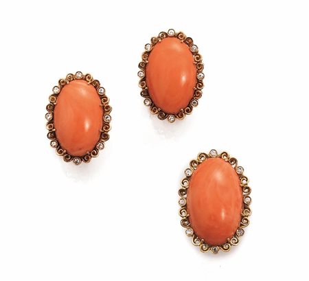 DEMI PARURE IN ORO GIALLO, CORALLO E DIAMANTI COMPOSTA DI PAIO DI ORECCHINI E...