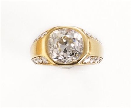 ANELLO IN ORO GIALLO E DIAMANTIal centro un brillante taglio vecchio di 6 ct...