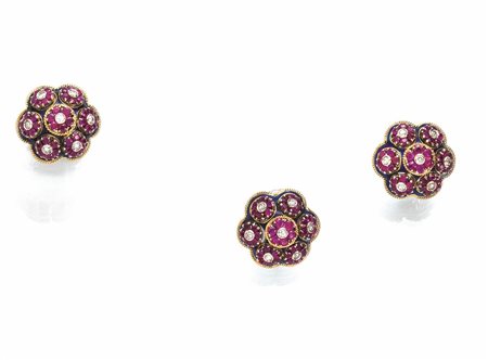 DEMI PARURE IN ORO GIALLO, ORO BIANCO, SMALTI, RUBINI E DIAMANTI COMPOSTA DA...