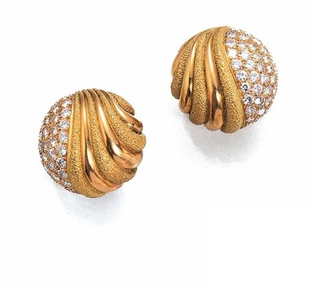 PAIO DI ORECCHINI, BULGARI, IN ORO GIALLO E DIAMANTIciascuno realizzato a...