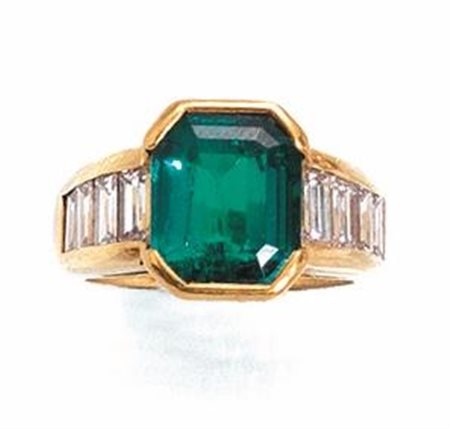 ANELLO IN ORO GIALLO, SMERALDO E DIAMANTIal centro uno smeraldo rettangolare...