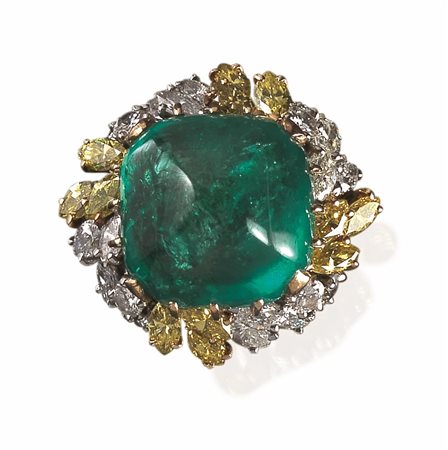 ANELLO IN PLATINO, ORO BIANCO, SMERALDO, DIAMANTI FANCY E INCOLORIal centro...