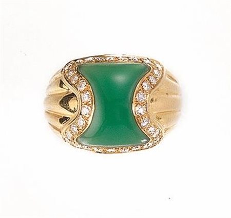 ANELLO IN ORO GIALLO, CALCEDONIO E DIAMANTIrealizzato a fascia rigata con al...
