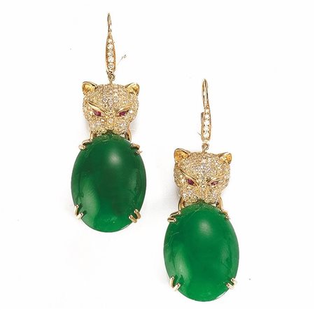 PAIO DI ORECCHINI PENDENTI IN ORO GIALLO, GIADA VERDE, RUBINI E...