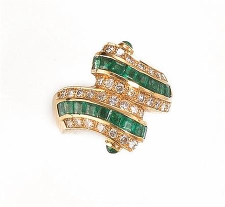 ANELLO IN ORO GIALLO, SMERALDI E DIAMANTIcon montatura contrariè decorata in...
