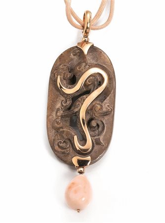 PENDENTE IN ORO ROSA, GIADA E CORALLOdi forma ovale in giada intagliata e...