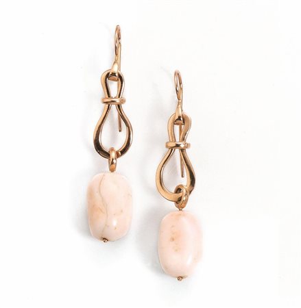 PAIO DI ORECCHINI PENDENTI IN ORO ROSA E CORALLOciascuno realizzato da un...