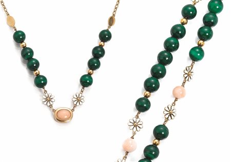 COLLANA E GIROCOLLO IN ORO GIALLO, MALACHITE, CORALLO E SMALTOciascuno...