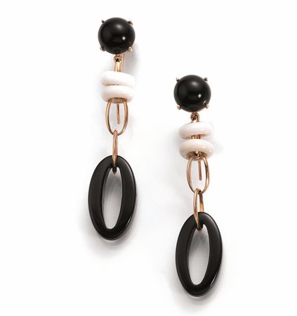 PAIO DI ORECCHINI PENDENTI E ANELLO IN ORO ROSA, ONICE E DIAMANTIciascun...