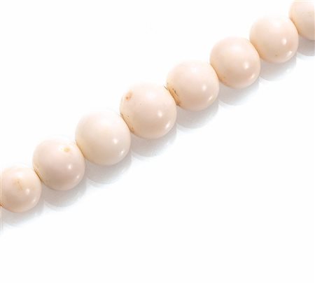 COLLANA E PAIO DI ORECCHINI IN ORO GIALLO E CORALLOla collana realizzata ad...