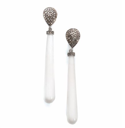 PAIO DI ORECCHINI PENDENTI IN ORO ROSA, ARGENTO, ONICE E DIAMANTIciascuno...