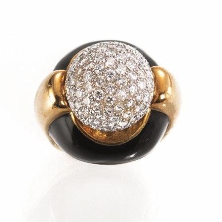 ANELLO, DAVID WEBB, IN ORO GIALLO, ORO BIANCO, SMALTO E DIAMANTIal centro una...