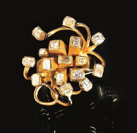 ANELLO IN ORO GIALLO E DIAMANTIcon forma fantasia decorata da diamanti...