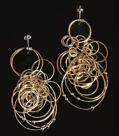 PAIO DI ORECCHINI PENDENTE IN ORO GIALLO E ORO BIANCOciascuno realizzato da...