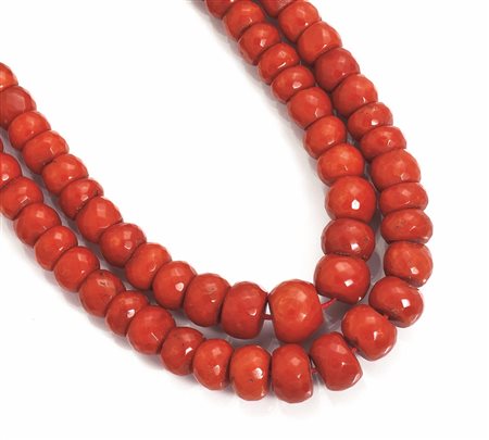 COLLANA IN ORO GIALLO E CORALLO realizzato a due fili di corallo rosso...