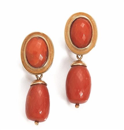 PAIO DI ORECCHINI PENDENTI IN ORO GIALLO E CORALLOciascuno realizzato con un...